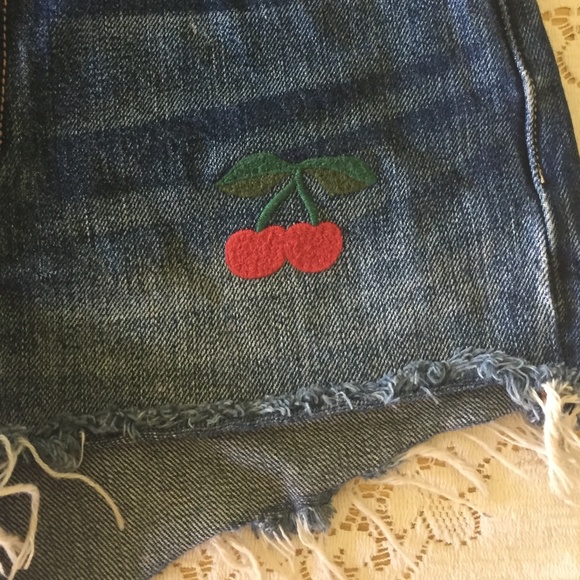 Levi Cherry embroidered shorts - Picture 5 of 9